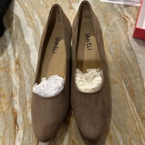 New in box vaneli taupe dress shoes
Size 6 narrow